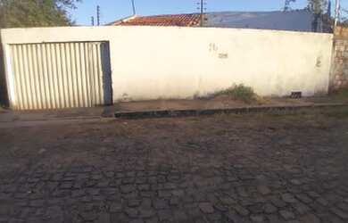 Imagem: A casa possui 4 Dormitórios, 2 Banheiros, 1 Vaga na garagem