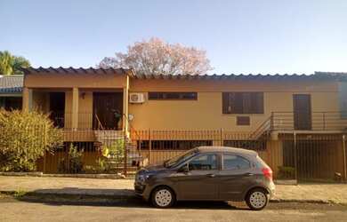 Imagem: A casa possui 4 Dormitórios, 4 Banheiros, 5 Vagas na garagem