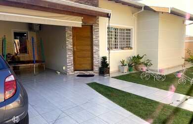 Imagem: A casa possui 3 Dormitórios, 2 Banheiros, 4 Vagas na garagem