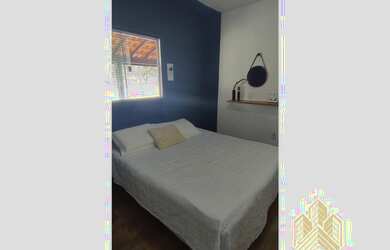 Imagem: A casa possui 4 Dormitórios, 2 Banheiros, 5 Vagas na garagem