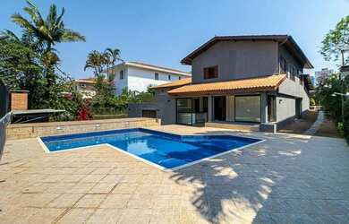 Imagem: A casa possui 3 Dormitórios, 5 Banheiros, 5 Vagas na garagem