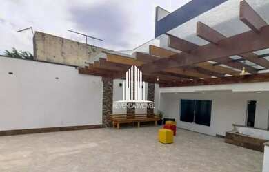 Imagem: A casa possui 4 Dormitórios, 2 Banheiros, 4 Vagas na garagem