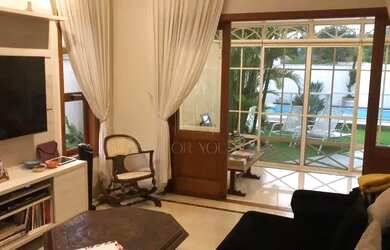 Imagem: A casa possui 4 Dormitórios, 5 Banheiros, 4 Vagas na garagem