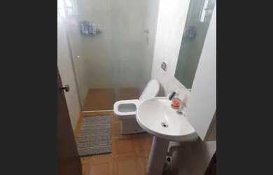 Imagem: A casa possui 3 Dormitórios, 2 Banheiros, 2 Vagas na garagem