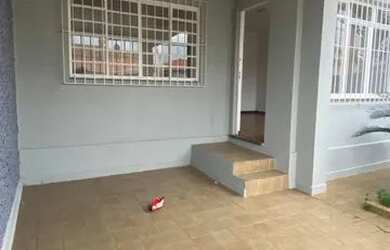 Imagem: A casa possui 4 Dormitórios, 2 Banheiros, 1 Vaga na garagem