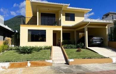 Imagem: A casa possui 4 Dormitórios, 3 Banheiros, 1 Vaga na garagem