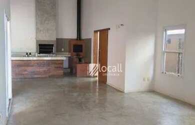 Imagem: A casa possui 3 Dormitórios, 3 Banheiros, 4 Vagas na garagem