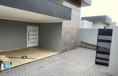 Imagem: A casa possui 3 Dormitórios, 4 Banheiros, 2 Vagas na garagem