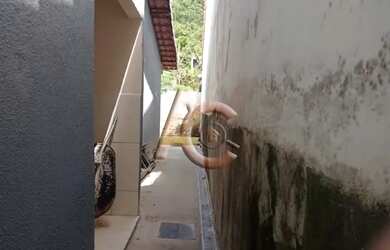 Imagem: A casa possui 2 Dormitórios, 2 Banheiros, 2 Vagas na garagem