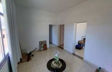 Imagem: A casa possui 2 Dormitórios, 2 Banheiros, 3 Vagas na garagem