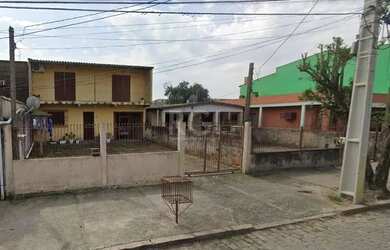 Imagem: A casa possui 3 Dormitórios, 2 Banheiros, 4 Vagas na garagem