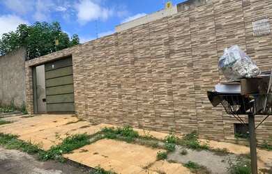 Imagem: A casa possui 3 Dormitórios, 2 Banheiros, 2 Vagas na garagem