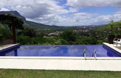 Imagem: A casa possui 4 Dormitórios, 4 Banheiros, 3 Vagas na garagem