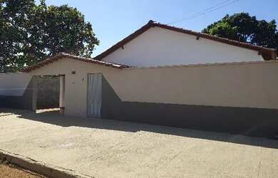 Imagem: A casa possui 3 Dormitórios, 3 Banheiros, 2 Vagas na garagem