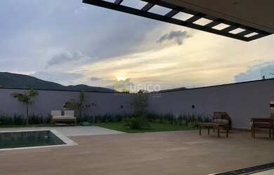 Imagem: A casa em condomínio possui 4 Dormitórios, 5 Banheiros, 265m²