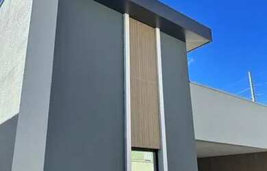 Imagem: A casa possui 3 Dormitórios, 1 Banheiro, 2 Vagas na garagem