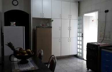 Imagem: A casa possui 2 Dormitórios, 2 Banheiros, 3 Vagas na garagem