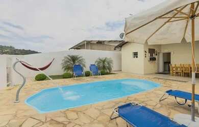 Imagem: A casa possui 3 Dormitórios, 2 Banheiros, 3 Vagas na garagem