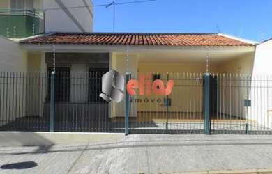 Imagem: A casa possui 3 Dormitórios, 3 Banheiros, 4 Vagas na garagem