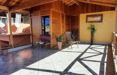 Imagem: A casa possui 3 Dormitórios, 2 Banheiros, 4 Vagas na garagem