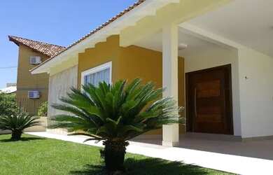 Imagem: A casa possui 3 Dormitórios, 2 Banheiros, 3 Vagas na garagem