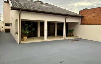 Imagem: A casa possui 4 Dormitórios, 5 Banheiros, 5 Vagas na garagem