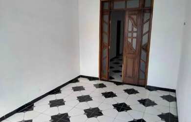 Imagem: A casa possui 3 Dormitórios, 1 Banheiro, 1 Vaga na garagem