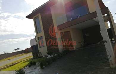 Imagem: A casa possui 3 Dormitórios, 3 Banheiros, 4 Vagas na garagem