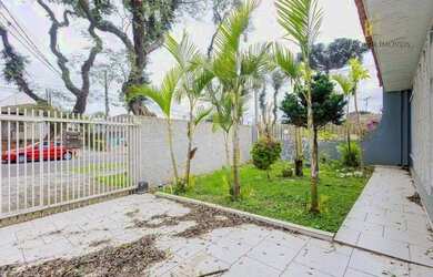 Imagem: A casa possui 3 Dormitórios, 4 Banheiros, 5 Vagas na garagem