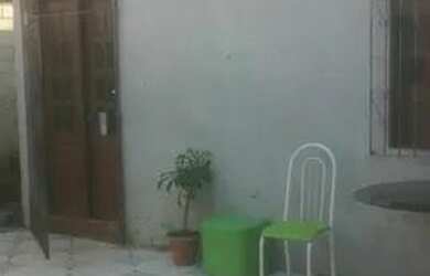 Imagem: A casa possui 2 Dormitórios, 1 Banheiro e está localizado