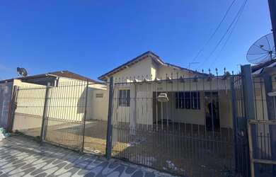 Imagem: A casa possui 3 Dormitórios, 2 Banheiros, 5 Vagas na garagem