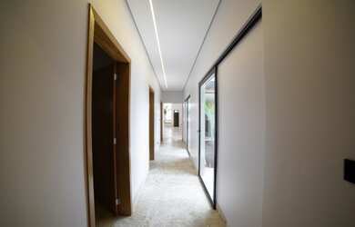 Imagem: A casa em condomínio possui 4 Dormitórios, 5 Banheiros, 4