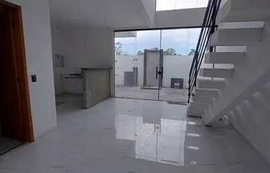 Imagem: A casa possui 3 Dormitórios, 1 Banheiro, 2 Vagas na garagem