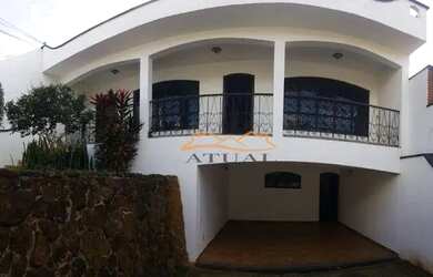 Imagem: A casa possui 3 Dormitórios, 2 Banheiros, 4 Vagas na garagem