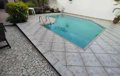 Imagem: A casa possui 4 Dormitórios, 3 Banheiros, 5 Vagas na garagem