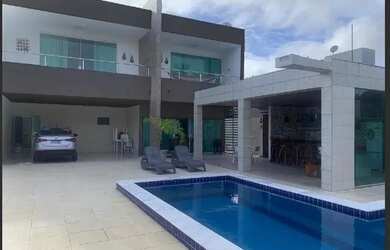 Imagem: A casa possui 4 Dormitórios e 5 Vagas na garagem e está localizado