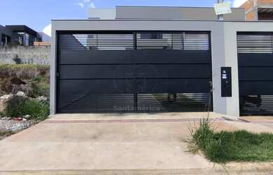 Imagem: A casa possui 3 Dormitórios, 1 Banheiro, 2 Vagas na garagem