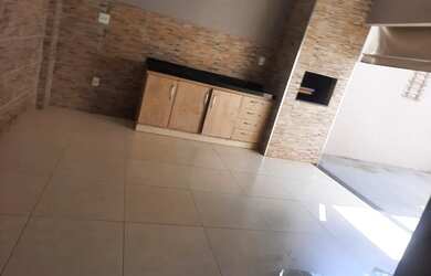 Imagem: A casa possui 3 Dormitórios, 3 Banheiros, 2 Vagas na garagem