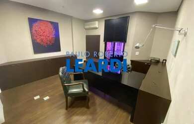 Imagem: O depósito possui 5 Vagas na garagem e 160m² de Área e está