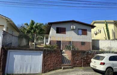 Imagem: A casa possui 2 Dormitórios, 2 Banheiros, 1 Vaga na garagem