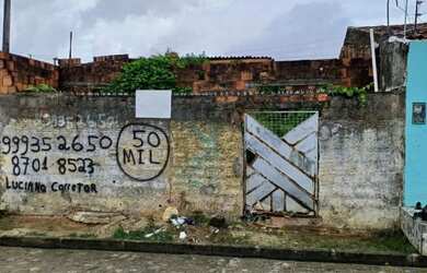 Imagem: A casa possui 3 Dormitórios, 2 Banheiros, 1 Vaga na garagem