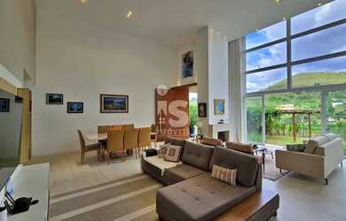 Imagem: A casa possui 4 Dormitórios, 4 Banheiros, 2 Vagas na garagem