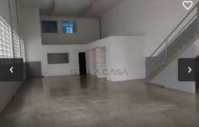 Imagem: O depósito possui 5 Vagas na garagem, 868m² de Área e está