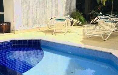 Imagem: A casa em condomínio possui 5 Dormitórios, 5 Banheiros, 2