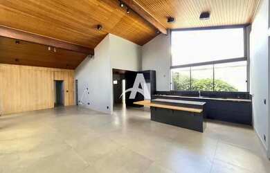 Imagem: A casa possui 3 Dormitórios, 4 Banheiros, 4 Vagas na garagem