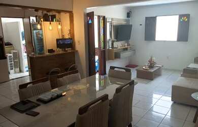 Imagem: A casa possui 3 Dormitórios, 3 Banheiros, 1 Vaga na garagem