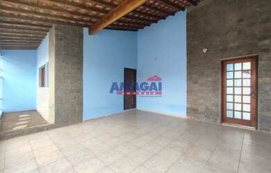 Imagem: A casa possui 3 Dormitórios, 2 Banheiros, 2 Vagas na garagem