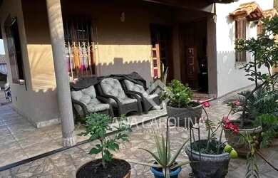 Imagem: A casa possui 4 Dormitórios, 1 Banheiro, 4 Vagas na garagem