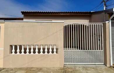 Imagem: A casa possui 2 Dormitórios, 1 Banheiro, 2 Vagas na garagem