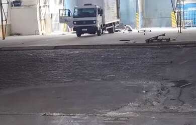 Imagem: O depósito possui 5 Vagas na garagem, 1.600m² de Área e